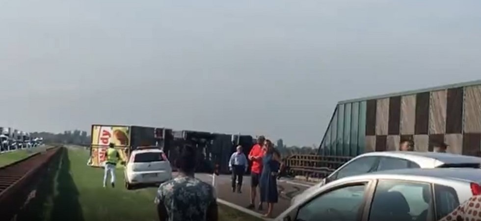Un camion si ribalta ostruendo l'intera carreggiata, grave incidente sull’A22 oltre 7 chilometri di code